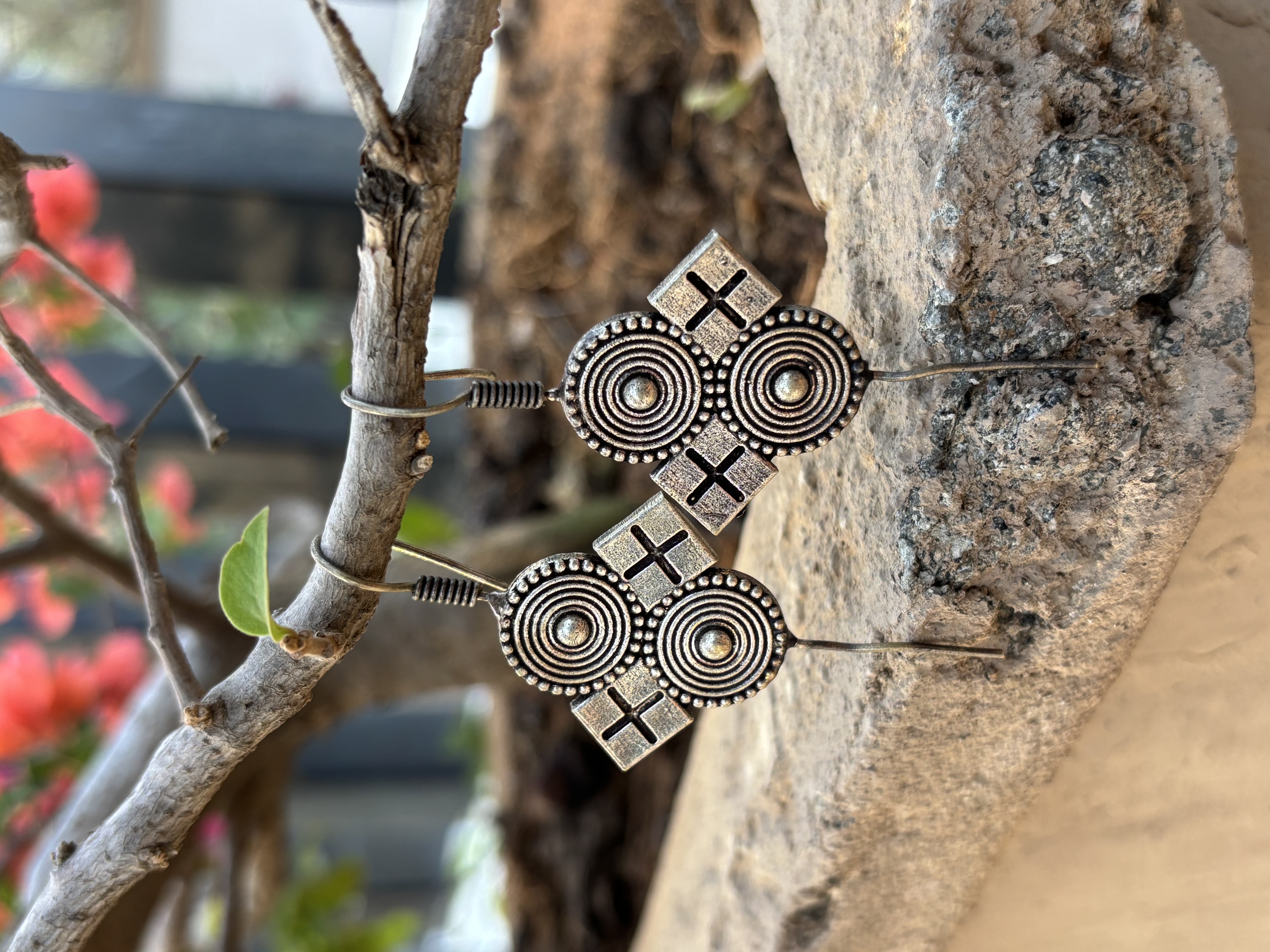 MetalMaze Silver Oxidized Ear Cuff